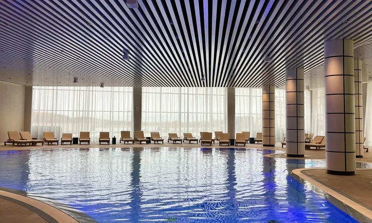 Отели от «Васта» с бассейном: отдых с комфортом и пользой для здоровья